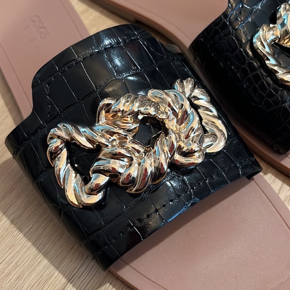 ASOS slide sandal with black leather and gold chain detail size 7 - Picture 2 of 3